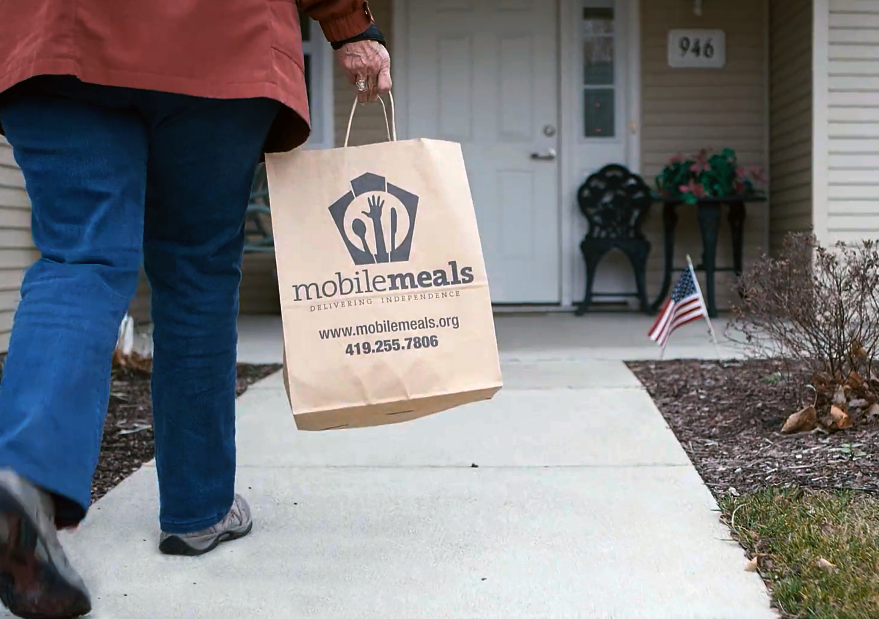 Volunteer Deliveriing Meals